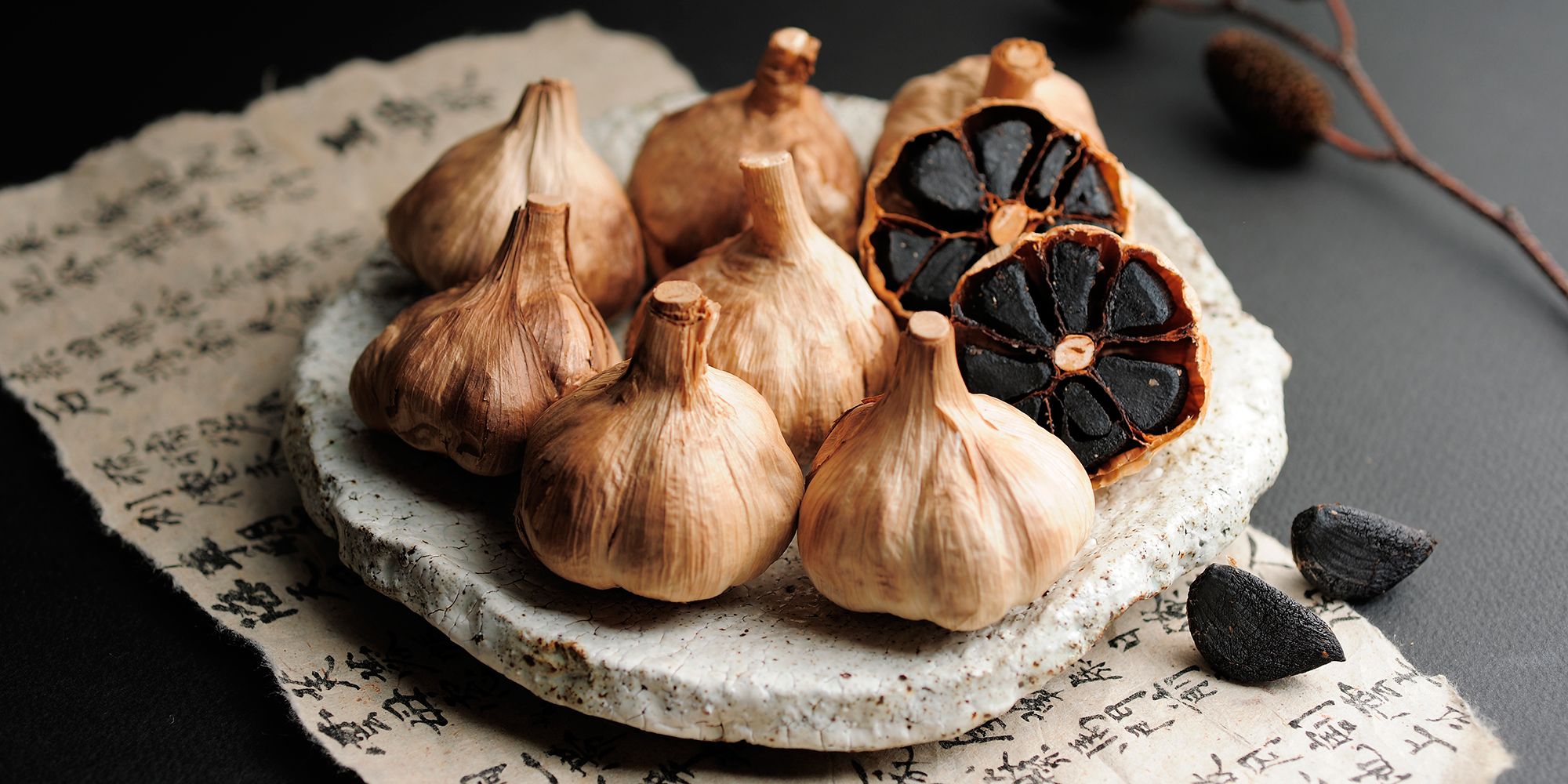 Bulbos de ajo negro, listos para usar