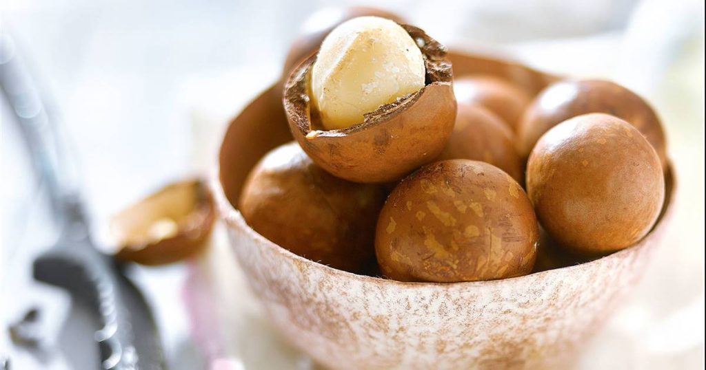 Nueces de macadamia en tabla de cortar