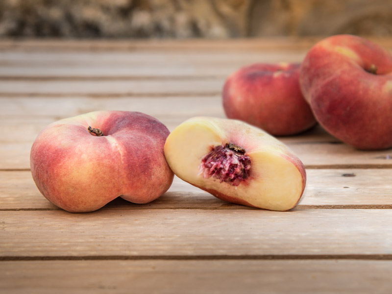 Corte transversal de un paraguayo fruta jugoso.
