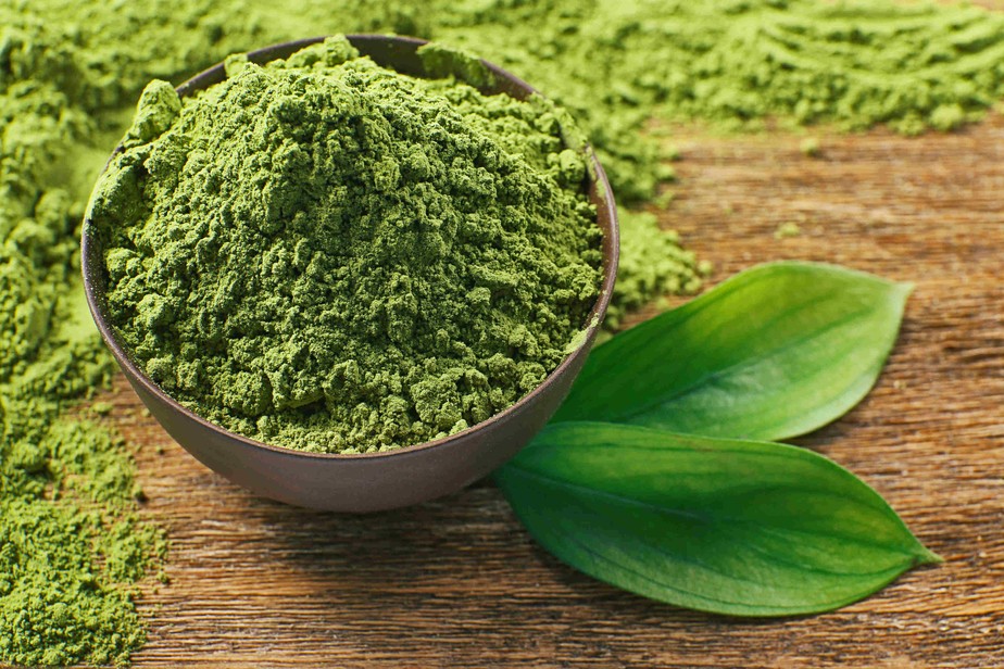 Té matcha en taza, conoce sus usos